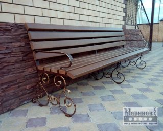 Длинная садовая скамья с деревянной спинкой и металлическими ножками с золотистыми завитками К-8