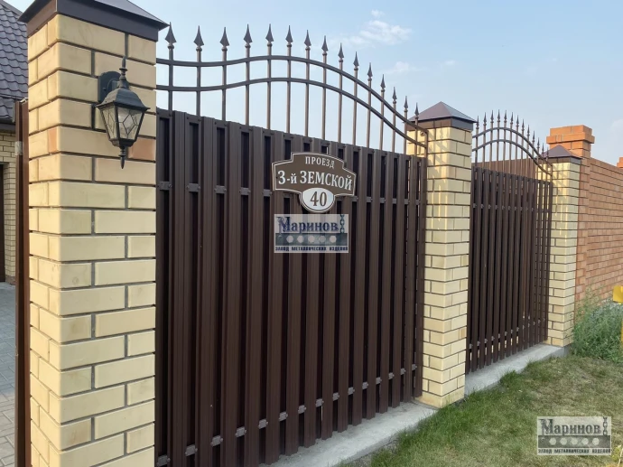 Металлический забор с вертикальными планками и арочным верхом с пиками З-1 — фото 1