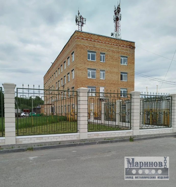 Металлическое ограждение территории с вертикальными прутьями между светлыми столбами О-28 — фото 1