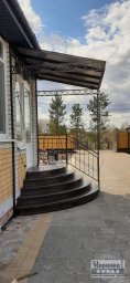 Компактный односкатный металлический навес над входной площадкой с прямыми стойками Н-23