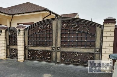 Кованые ворота и калитка с арочным верхом и квадратной решёткой В-1