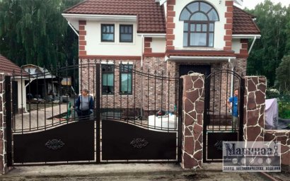 Металлические ворота и калитка с открытой решёткой и глухим низом В-29