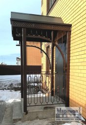 Металлическое ограждение крыльца с узкими петлями и центральным медальоном ПУ-20