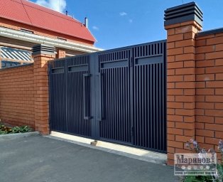 Металлические ворота со встроенной калиткой и строгим вертикальным рисунком В-62