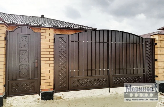 Металлические ворота и калитка с аркой и ромбическими вставками В-32 — фото 1
