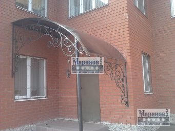 Широкий арочный кованый козырёк с крупными спиралями и длинными боковыми кронштейнами К-17