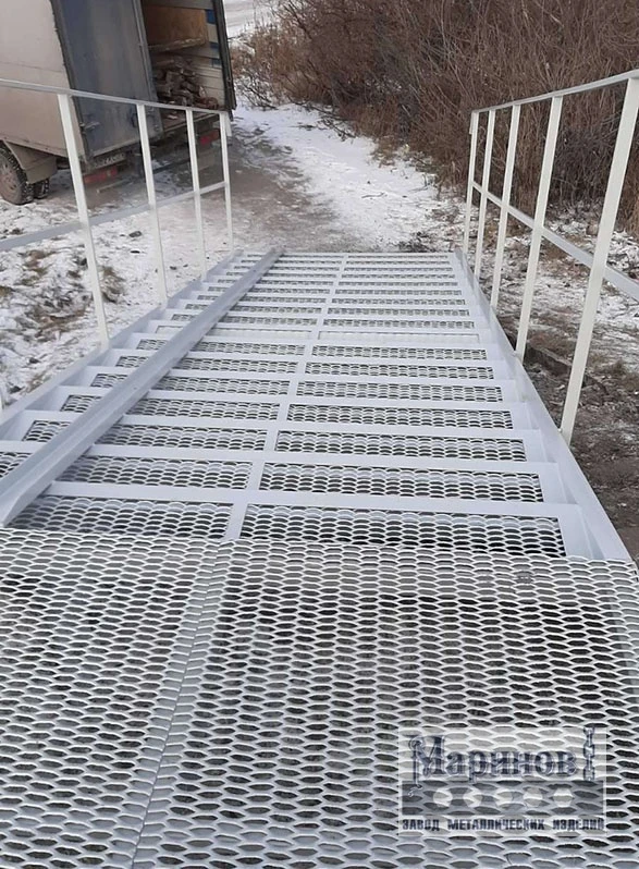 Наружная металлическая лестница с решётчатыми ступенями и прямыми светлыми перилами О-9 — фото 1