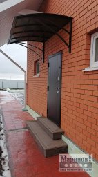 Компактный арочный металлический козырёк с треугольными боковыми подкосами К-32