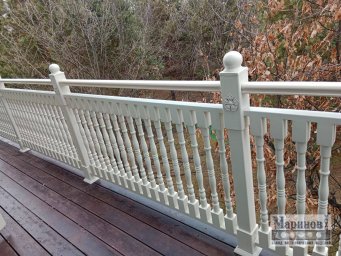 Белое металлическое ограждение террасы с рельефными балясинами и круглыми навершиями П-71