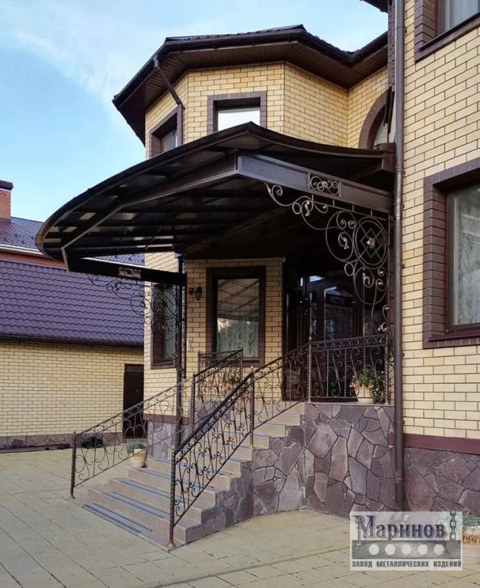 Широкий металлический козырёк крыльца с изогнутым передним краем и коваными боковинами К-26 — фото 1