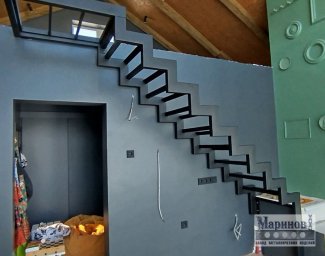 Прямой металлический каркас лестницы со ступенчатым контуром у стены Л-29