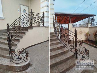 Кованое ограждение крыльца с растительными медальонами и округлым нижним завершением П-68