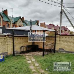 Металлический навес для мангала с серой скатной кровлей и боковым ограждением М-10