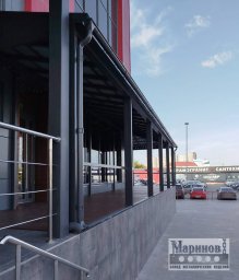 Протяжённый металлический навес наружного прохода с частыми прямыми опорами Н-50