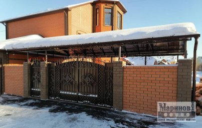 Протяжённый металлический навес въездной зоны с прямыми опорами и поперечным каркасом Н-12