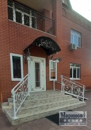 Компактный арочный козырёк над входом с контрастным ажурным узором К-8