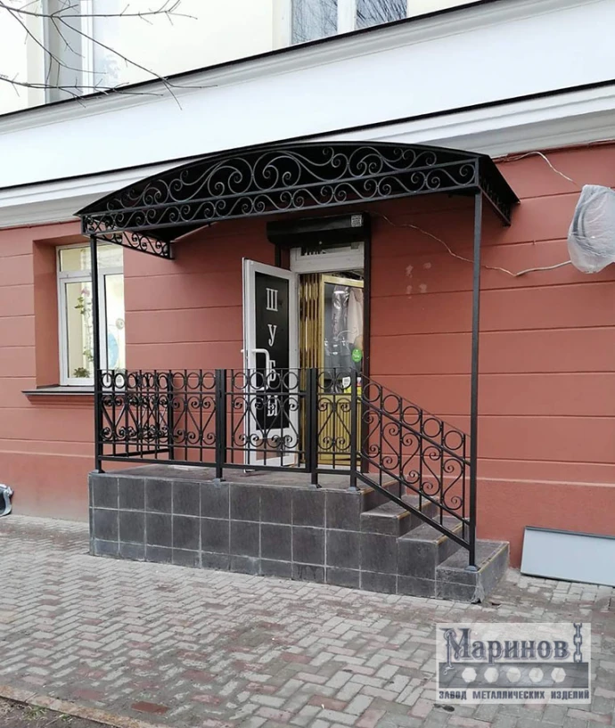 Кованые перила крыльца с круглыми элементами и прямоугольным обрамлением П-45 — фото 1