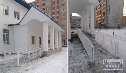 Белые металлические перила длинного пандуса и площадки перед входом П-43