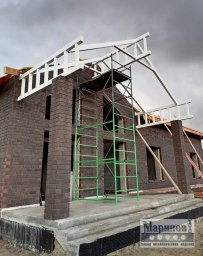 Светлый металлический каркас навеса с крупными фермами и открытой сеткой перекрытия Н-26