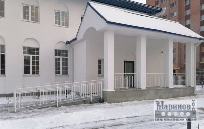 Белое металлическое ограждение входной группы и пандуса с вертикальным заполнением П-42