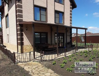 Металлический навес террасы с прямыми опорами и широкой односкатной кровлей Н-8