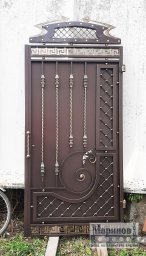 Металлическая калитка с витым декором, крупным завитком и геометрической окантовкой В-14