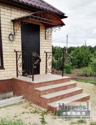 Металлическая входная группа с компактным козырьком и боковыми перилами с завитками ВГ-18