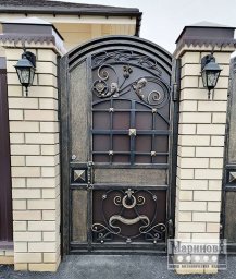 Металлическая калитка с аркой, решёткой и коваными завитками В-2