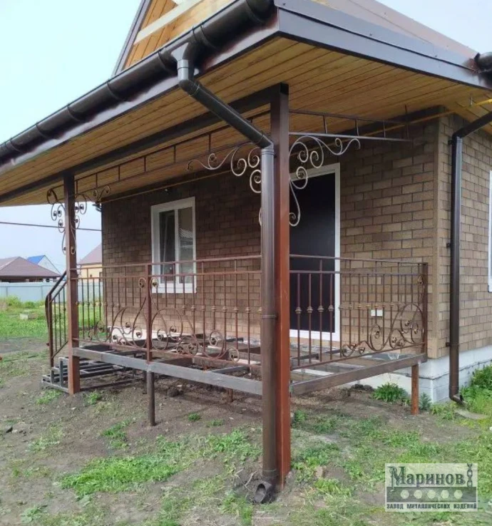 Металлическая входная группа с длинной площадкой и светлыми завитками под кровлей ВГ-41