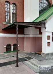 Односкатный металлический козырёк углового входа с витой передней стойкой К-31
