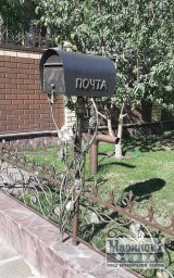 Металлический почтовый ящик на декоративной стойке с растительными деталями Д-23