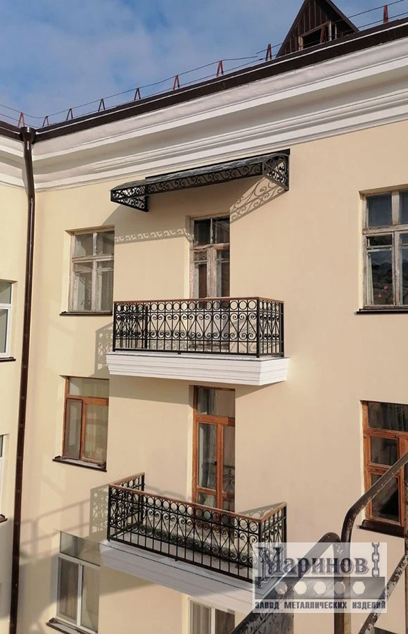 Узкий металлический козырёк балконной двери с ажурными боковыми кронштейнами К-27 — фото 1