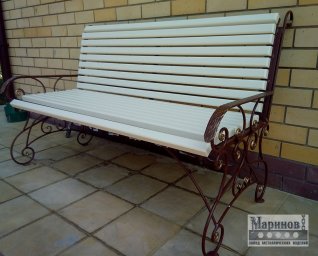 Садовая скамья с белыми деревянными планками и металлическими подлокотниками с листьями К-7