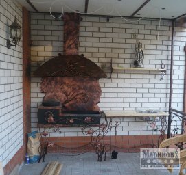 Металлический мангал с вытяжным зонтом и рельефной задней панелью медного оттенка М-5