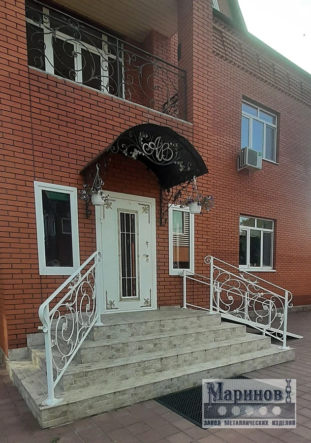 Компактный арочный козырёк над входом с контрастным ажурным узором К-8 — фото 1