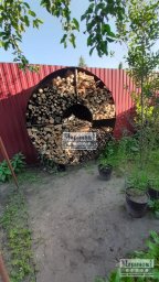 Круглая металлическая дровница с внутренними перегородками и центральным полукруглым проёмом М-9