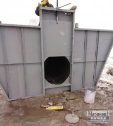 Металлическая щитовая конструкция с круглым центральным проёмом и рёбрами жёсткости О-38