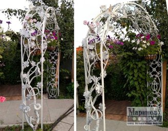 Белая металлическая садовая арка с листьями и ажурными боковинами М-1