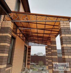 Металлический навес прохода с покрытием янтарного оттенка и передним орнаментом Н-17