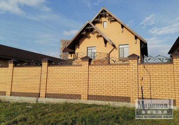 Металлическое навершие кирпичного забора с плавными дугами и растительными деталями З-3