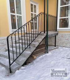 Чёрные металлические перила наружной лестницы с вытянутыми арочными петлями ПУ-19