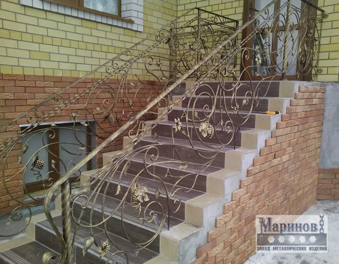 Кованые перила высокой входной лестницы с цветами и широкими завитками ПУ-14 — фото 1