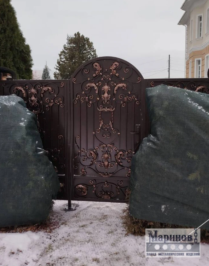 Кованая калитка с фигурным верхом и светлым растительным декором В-64 — фото 1