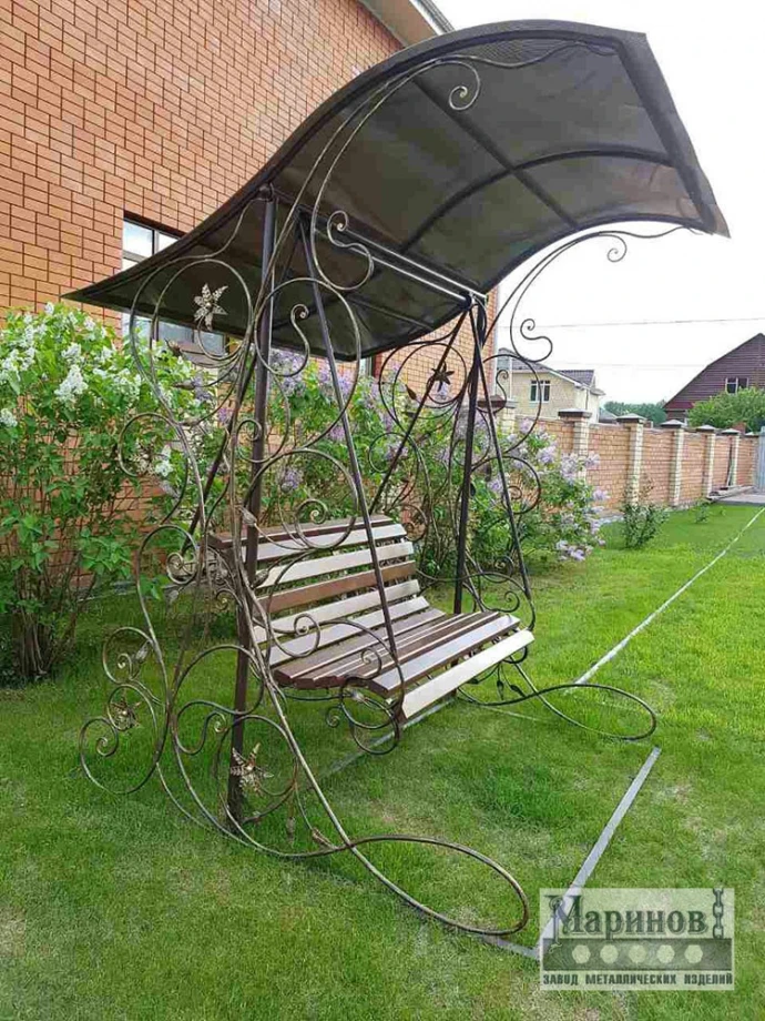 Металлические садовые качели с изогнутым навесом и деревянным сиденьем М-6 — фото 1
