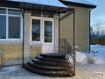 Металлическая входная группа с полукруглыми ступенями и навесом с фигурными кронштейнами ВГ-38