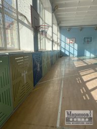 Металлические декоративные панели спортзала с чередованием синих и зелёных секций О-5