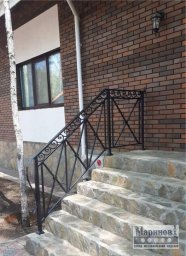 Кованые перила входной лестницы с ромбами и полосой верхних завитков П-76