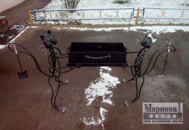 Декоративный металлический мангал с фигурами котов и длинными изогнутыми хвостами М-12