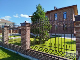 Металлический забор с овальной вставкой и узкими нижними декоративными прутьями З-22
