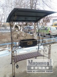 Металлический мангал с широким навесом и деревянной нижней полкой М-2